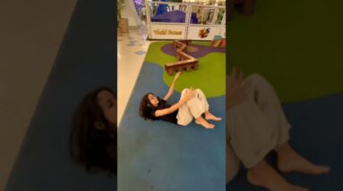 She fell but mom solved! | Ela caiu mas a mamãe resolveu!🥰👩🏻✅🚀🌈❤️