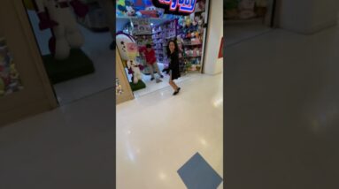 Ela deu de cara na porta!😱🤣